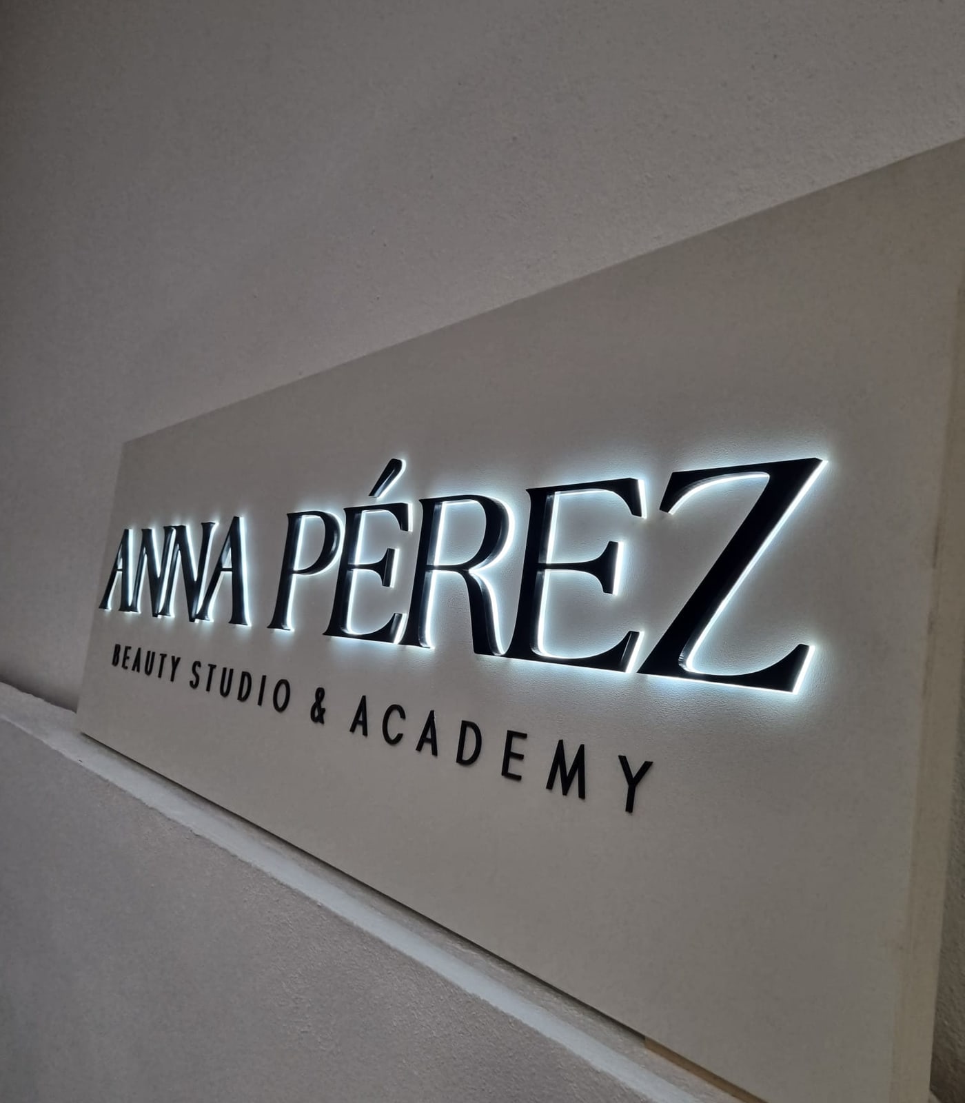 Detalle lateral de las letras corpóreas retroiluminadas Anna Pérez