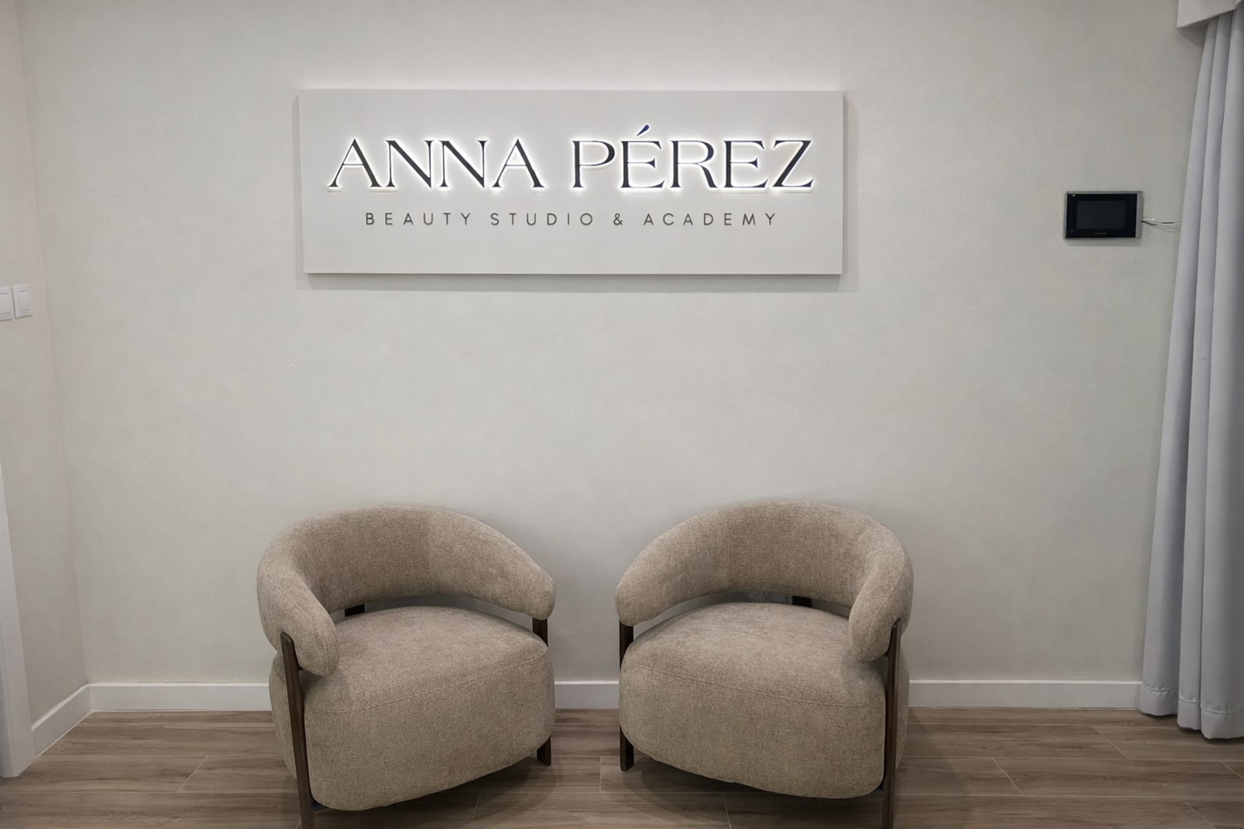 Rótulo interior retroiluminado Anna Pérez Beauty Studio