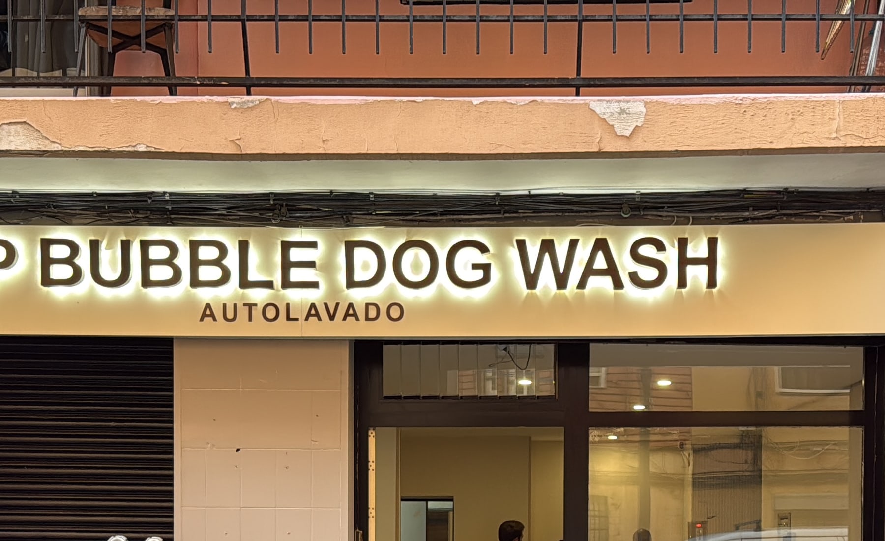 Detalle diurno del rótulo Pup Bubble Dog Wash