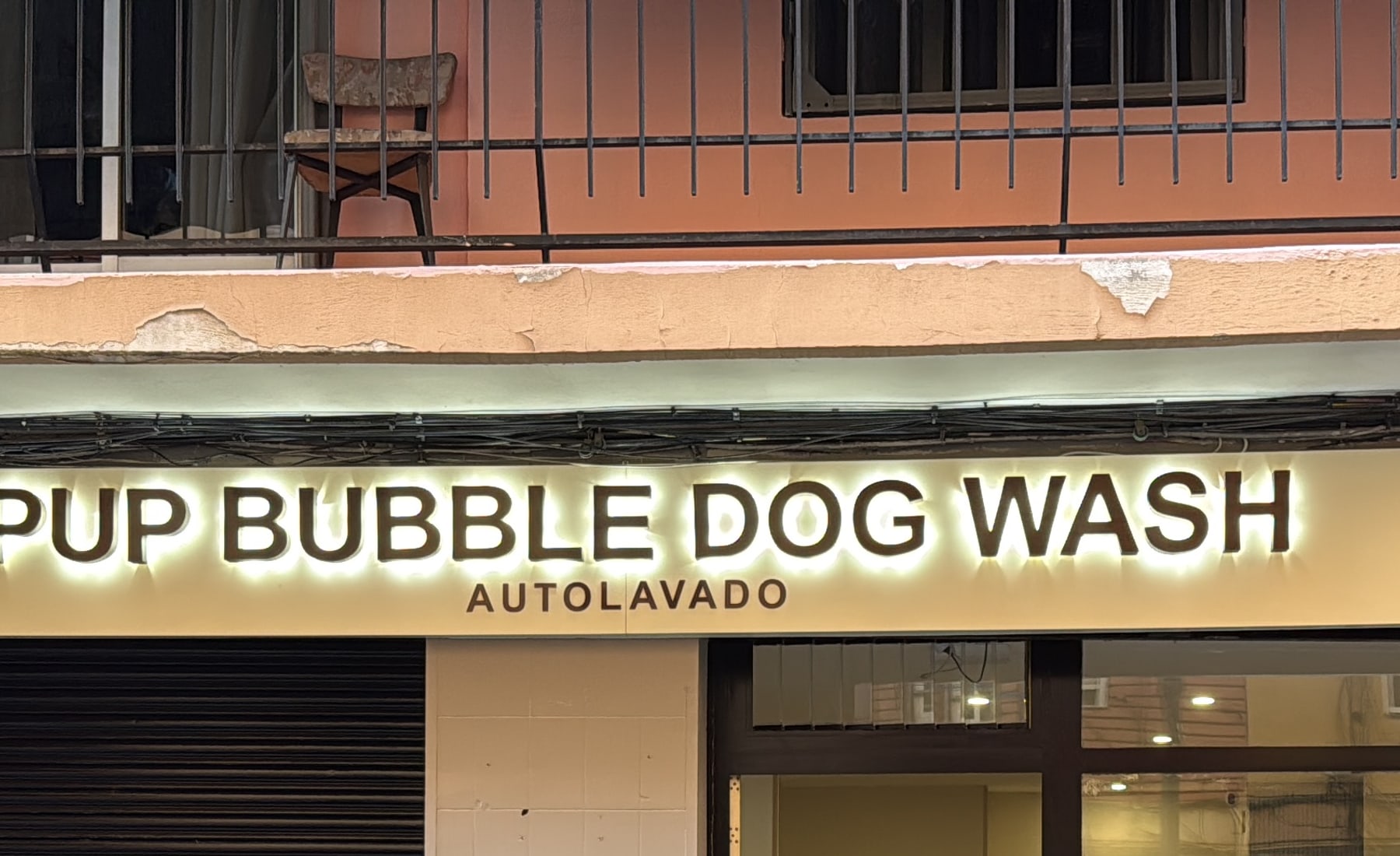 Rótulo Pup Bubble Dog Wash durante el montaje