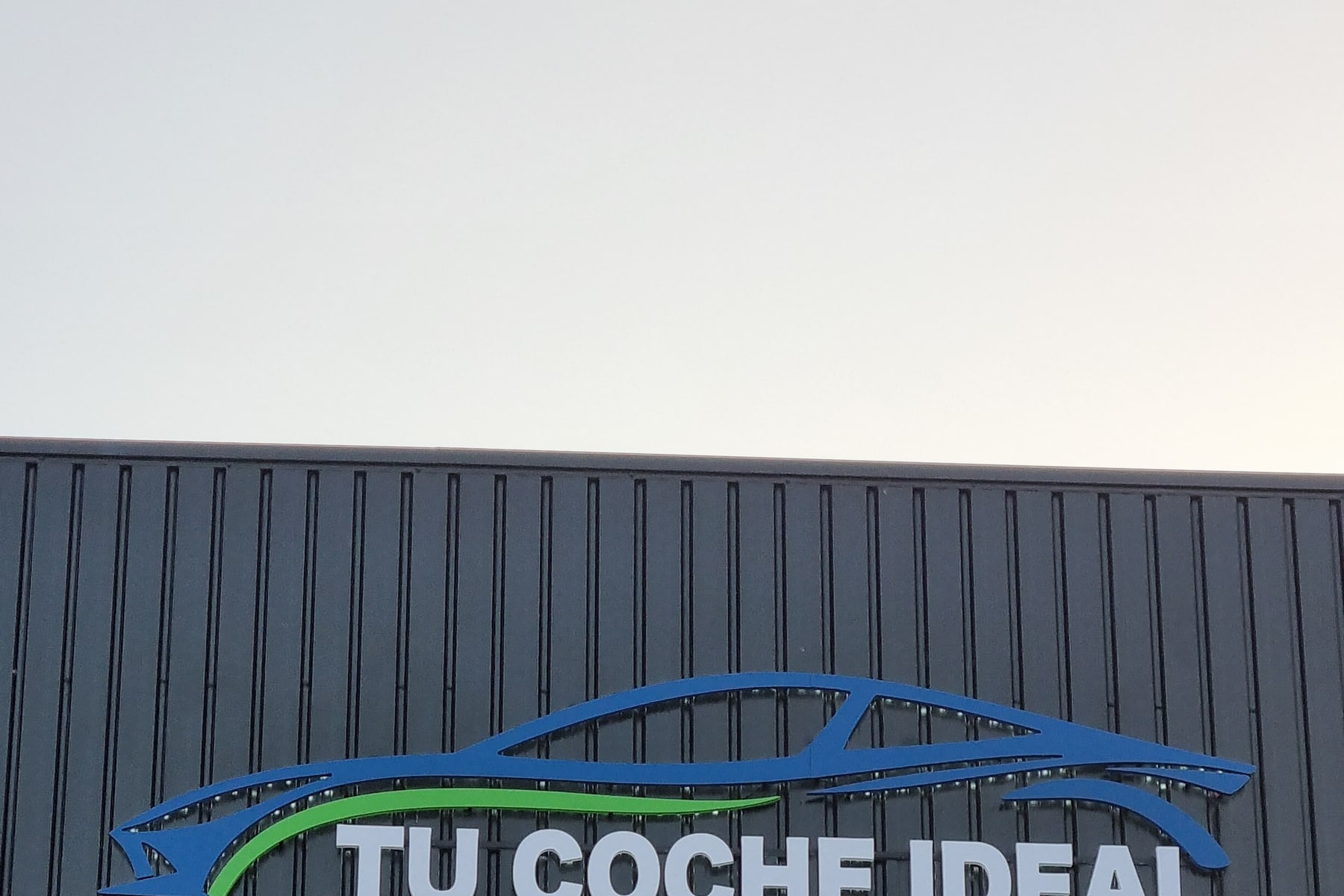 Rótulo Tu Coche Ideal visto de día