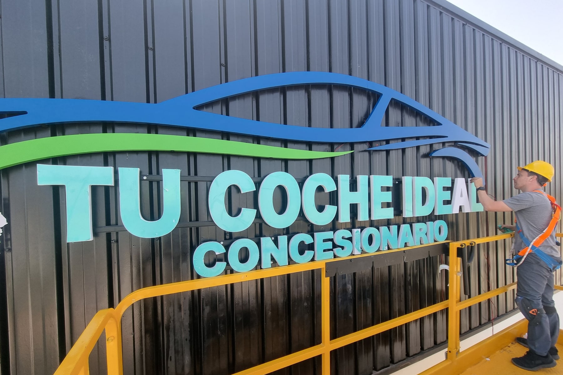 Instalación en altura del rótulo corpóreo Tu Coche Ideal